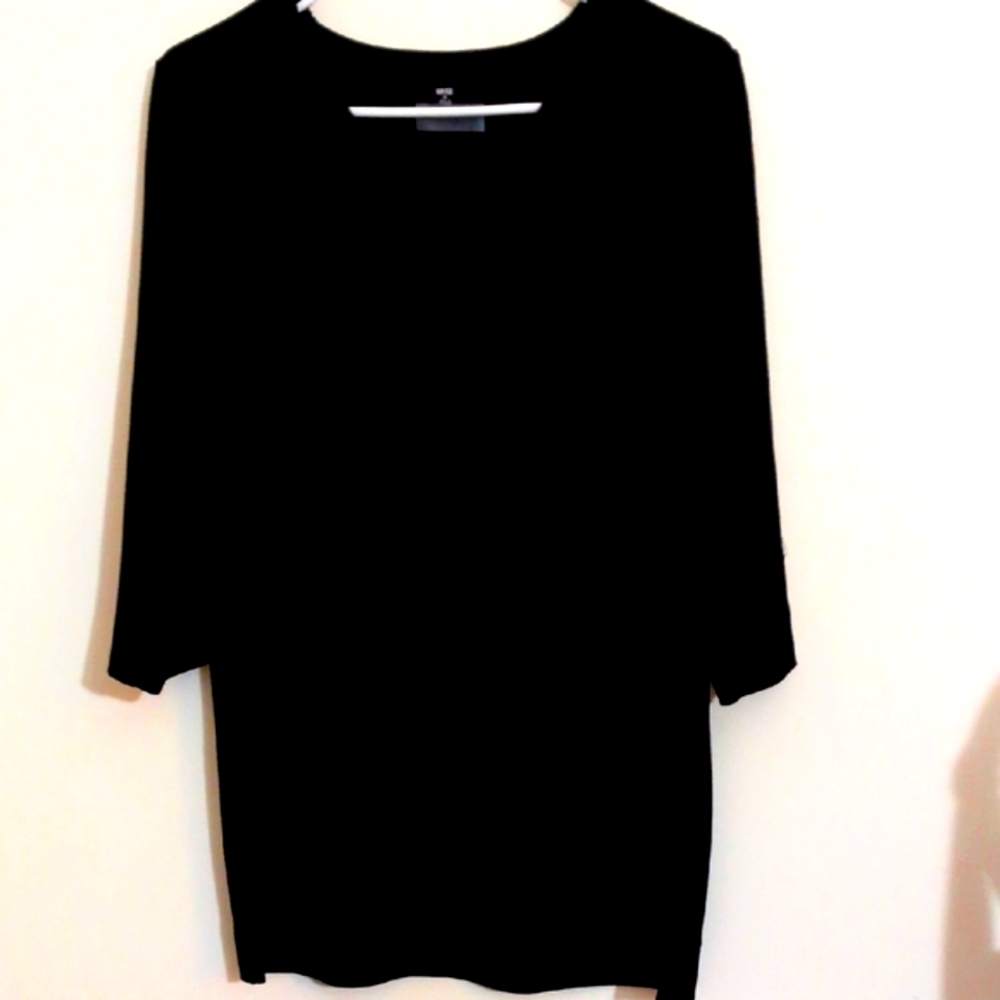 UNIQLO Black 3/4 Sleeve Shirt V- Neck Textured Fabric Size M